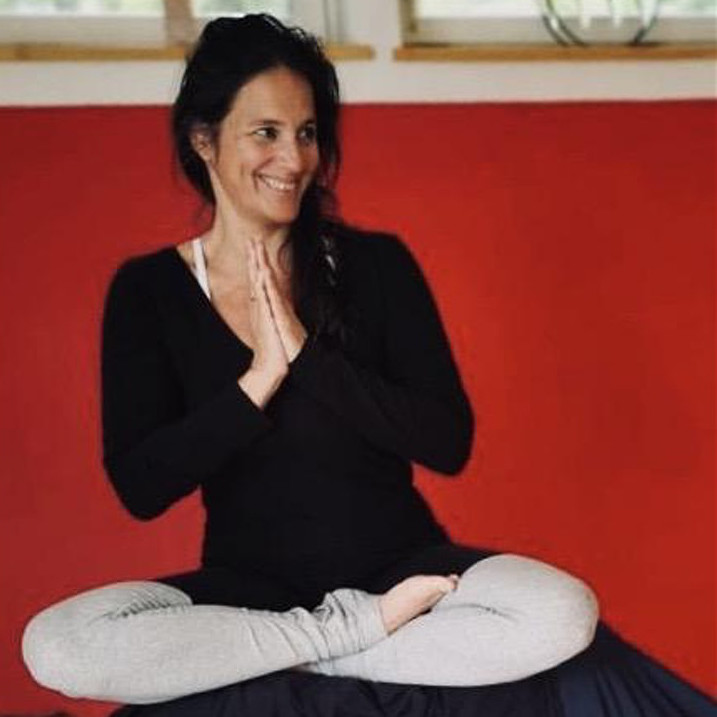 ONLINE Die wöchentliche Yogastunde mit Charmaine Wolf Club alpha